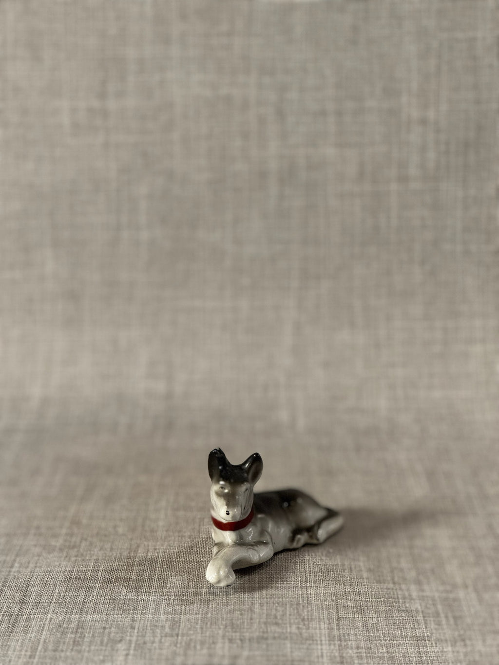 Charming Vintage Hand-Painted Reclining Dog Figurine with Red Collar – Mid-Century Ceramic Collectible