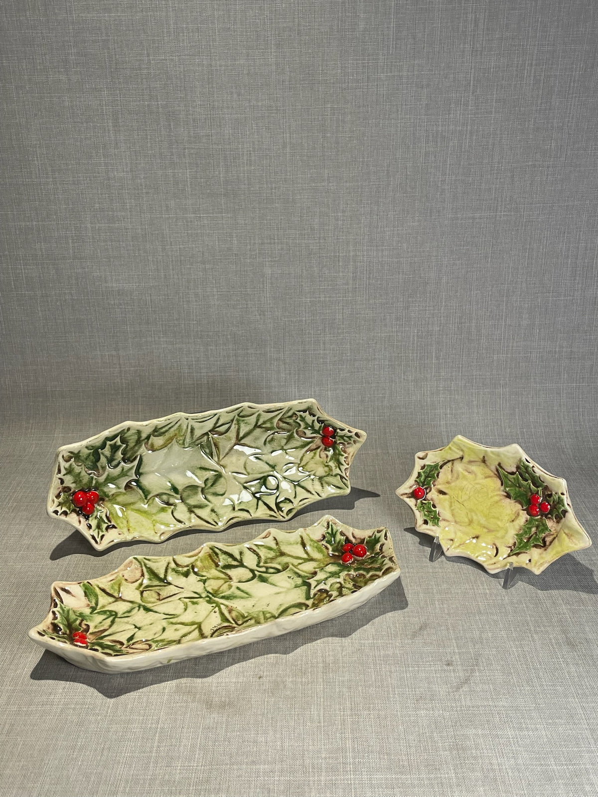 Vintage Ceramic Holly Leaf Serving Dish Set – Hand-Painted Christmas Berry Platters (Set of 3)