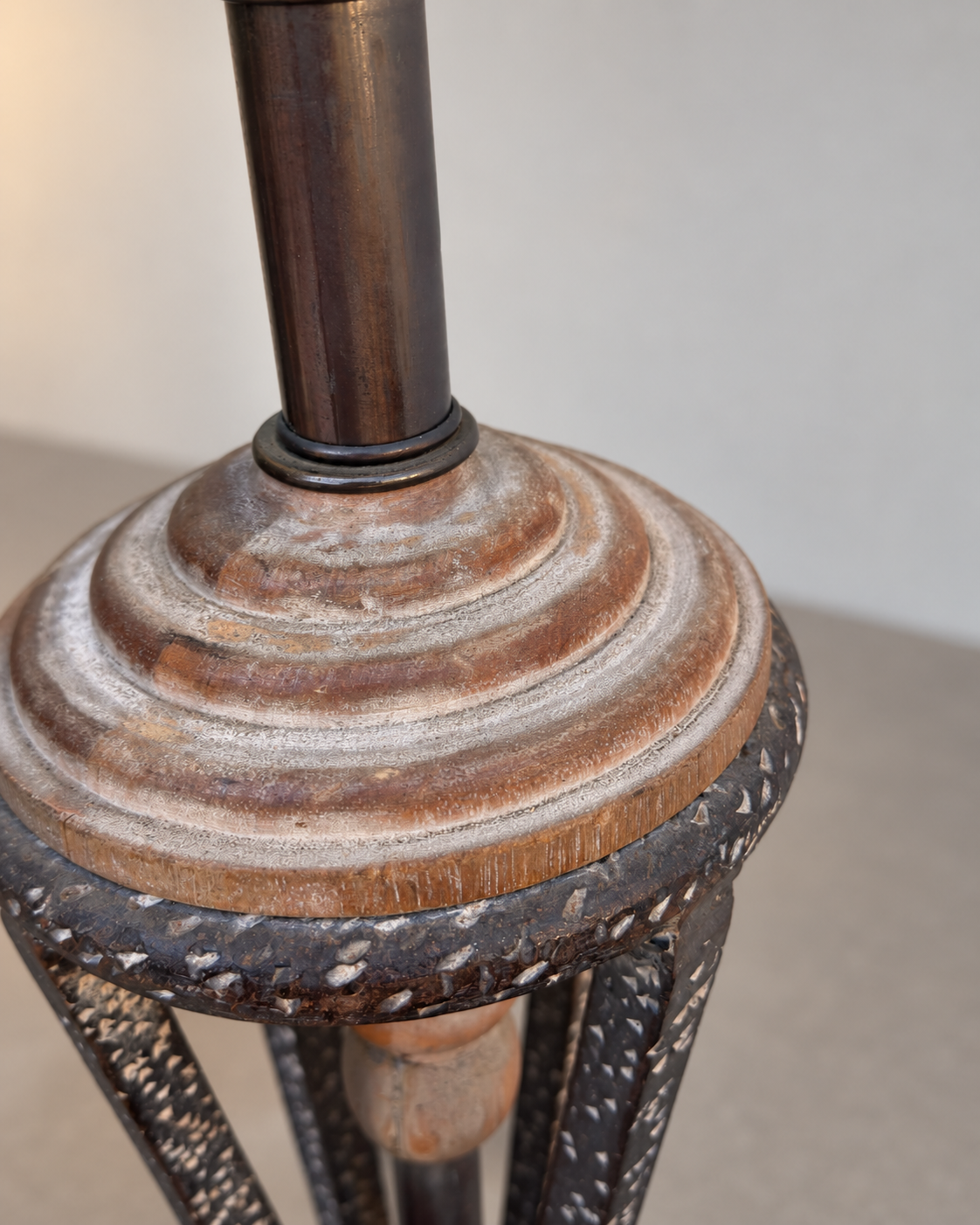 Tapered open-frame base on metal and wood table lamp