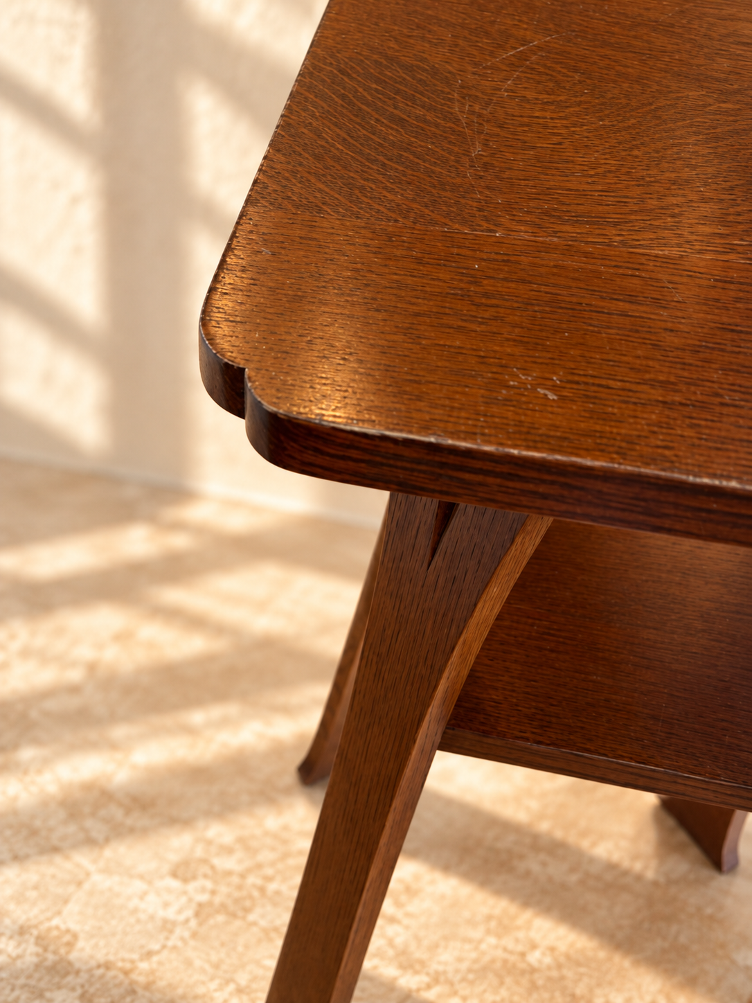 Close-up of oak grain and aged finish on Gustav Stickley Tom Jones drink stand, circa 1900 — Hommes and Gardens, Furniture Collection, Home Decor, Interior Designer, Luxury Design, Art, Furniture, Objects, Antique Furniture, Arts and Crafts, Mission Style, Collectible Design.