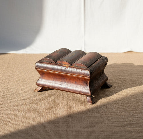 19th-century small leather-wrapped jewelry box with gilded iron accents and exotic wood legs, a refined Victorian decorative keepsake — Hommes and Gardens, Decorative Collection, Home Decor, Landscape Architect, Interior Designer, Outdoor Living, Outdoor Decorations, Home Design, Luxury Design, Art, Furniture, Objects, Best Gifts, Nature, Backyard, Yard.