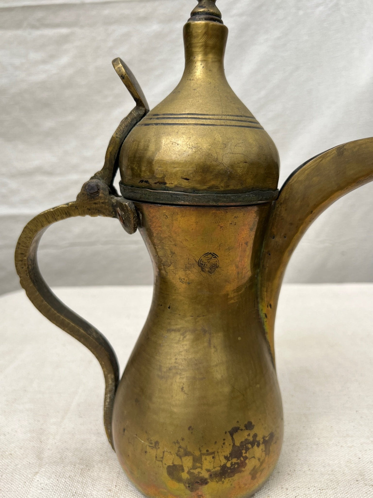 Antique brass Dallah coffee server from the Middle East featuring traditional design and handcrafted metalwork, ideal as a cultural décor piece — Hommes and Gardens, Objects Collection, Landscape Architect, Interior Designer, Outdoor Living, Art, Furniture, Objects, Best Gifts, Nature, Backyard, Yard, Outdoor Decorations, Home Decor, Home Design, Luxury Design.