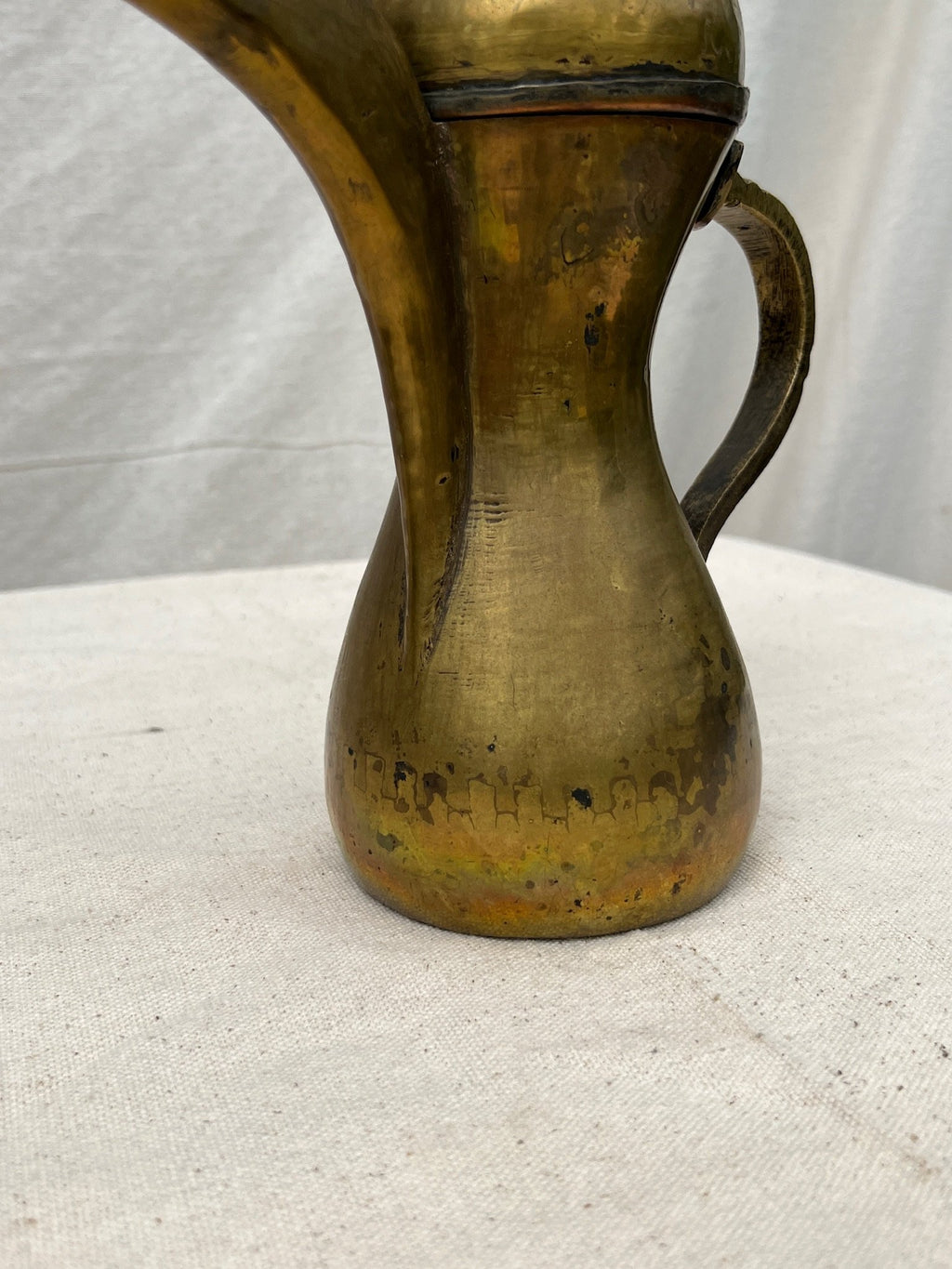 Antique Middle Eastern Dallah Arabic brass coffee pot with intricate engraving, curved spout, and finial lid showcasing traditional Arabic craftsmanship — Hommes and Gardens, Objects Collection, Landscape Architect, Interior Designer, Outdoor Living, Art, Furniture, Objects, Best Gifts, Nature, Backyard, Yard, Outdoor Decorations, Home Decor, Home Design, Luxury Design.