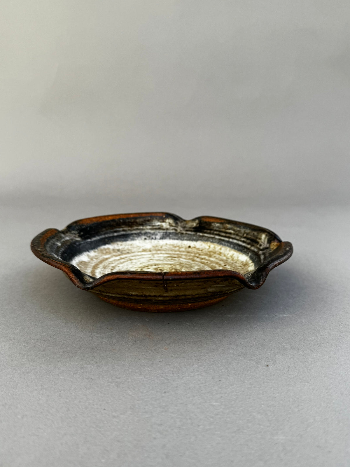 Signed Studio Pottery Ceramic Ashtray with Glazed Earth Tones – Handcrafted Artisan Work at hommes + gardens estudio.