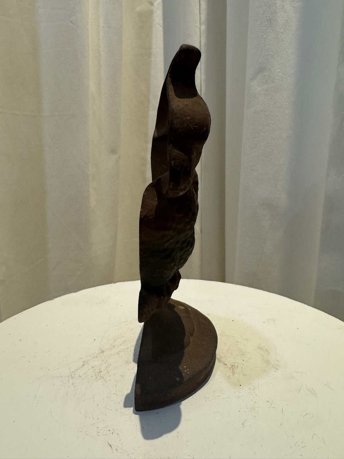 Early 20th-century Hubley cast iron parrot doorstop with original paint and detailed sculpting, iconic American decorative collectible — Hommes and Gardens, Landscape Architect, Interior Designer, Outdoor Living, Art, Furniture, Objects, Best Gifts, Nature, Backyard, Yard, Outdoor Decorations, Home Decor, Home Design, Luxury Design.