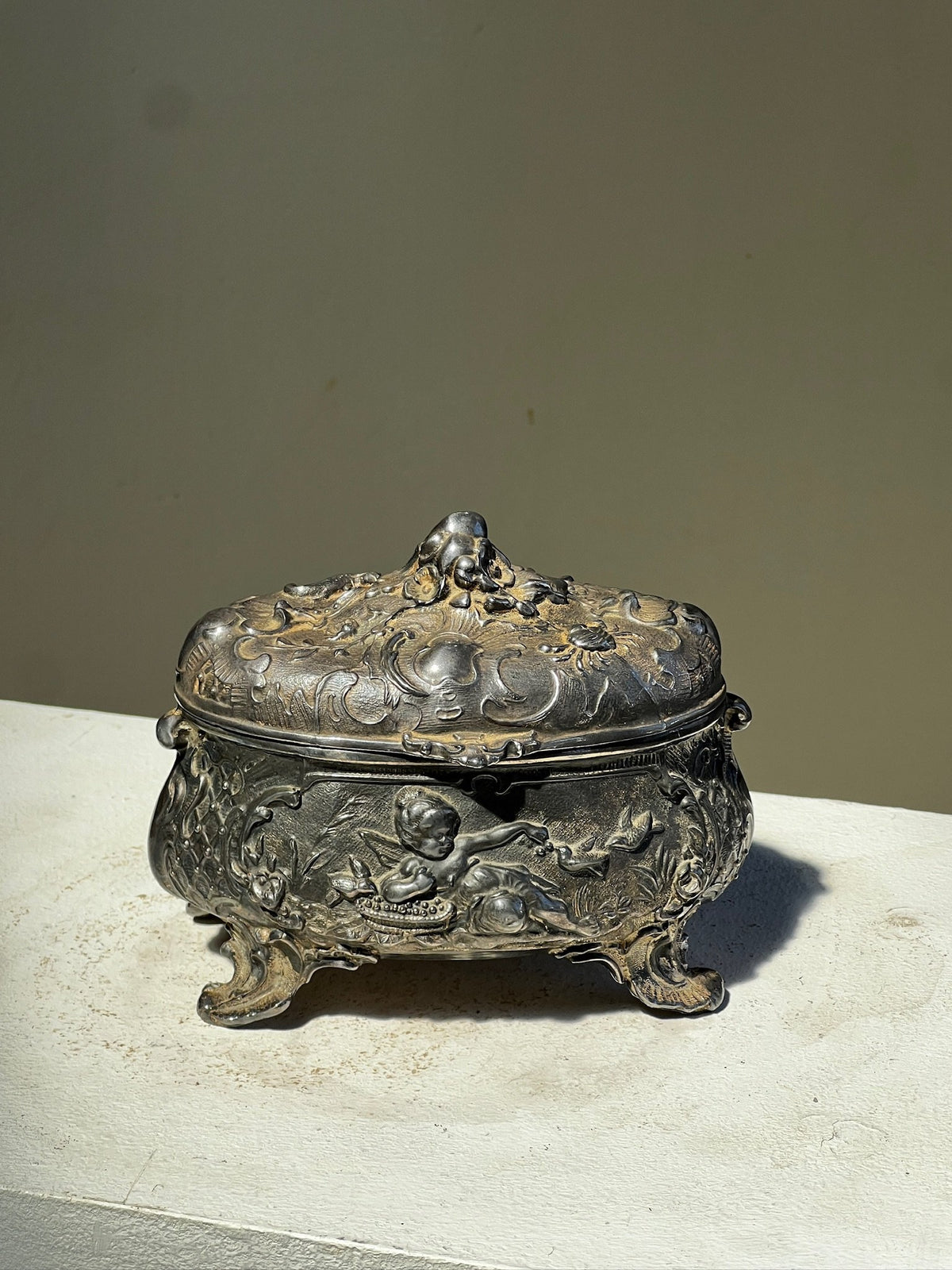 French antique metal jewelry box from the 19th century with intricate cherub designs and ornate bird engravings, perfect for collectors — Hommes and Gardens, Objects Collection, Landscape Architect, Interior Designer, Outdoor Living, Art, Furniture, Objects, Best Gifts, Nature, Backyard, Yard, Outdoor Decorations, Home Decor, Home Design, Luxury Design.