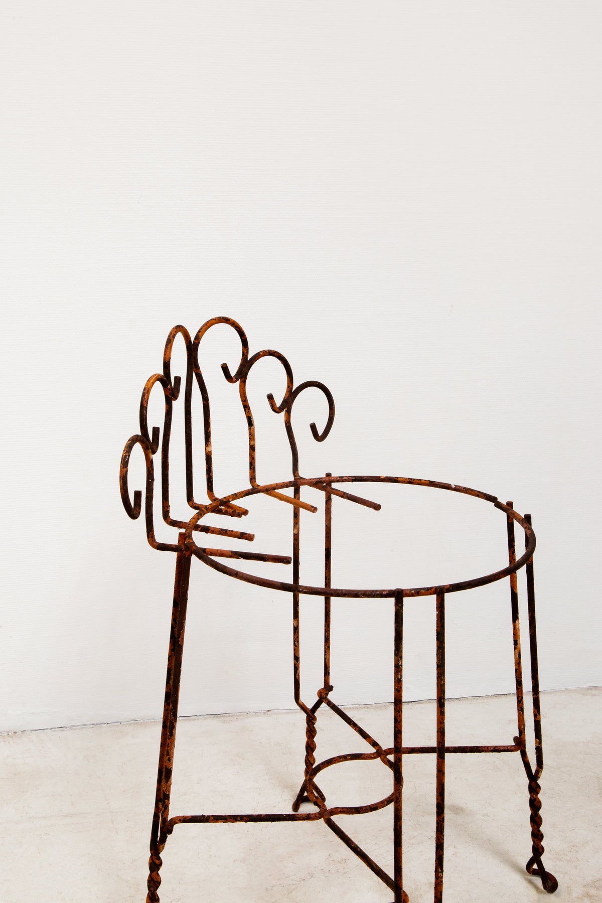 Hollywood Regency mid-century wrought iron vanity seat or plant holder with decorative frame and glamorous vintage appeal — Hommes and Gardens, Furniture Collection, Landscape Architect, Interior Designer, Outdoor Living, Outdoor Decorations, Home Decor, Home Design, Luxury Design, Art, Furniture, Objects, Best Gifts, Nature, Backyard, Yard.
