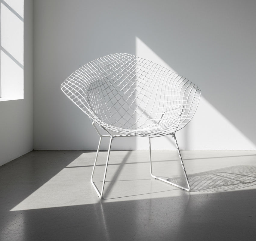 Mid-century modern Knoll style white wire Diamond lounge chair by Harry Bertoia with geometric steel frame and royal blue cushion, an iconic sculptural furniture piece — Hommes and Gardens, Furniture Collection, Home Decor, Landscape Architect, Interior Designer, Outdoor Living, Outdoor Decorations, Home Design, Luxury Design, Art, Furniture, Objects, Best Gifts, Nature, Backyard, Yard.