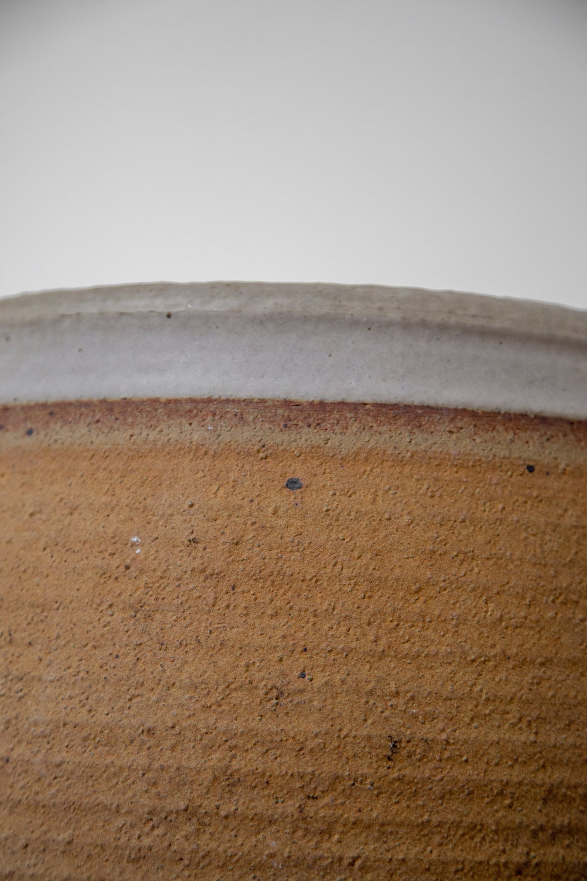 Mid-century ribbed stoneware pot by Bob Kinzie, handcrafted with precision and warm earthy tones, ideal for vintage-inspired spaces — Hommes and Gardens, Pots + Vessels Collection, Landscape Architect, Interior Designer, Outdoor Living, Outdoor Decorations, Home Decor, Home Design, Luxury Design, Art, Furniture, Objects, Best Gifts, Nature, Backyard, Yard.