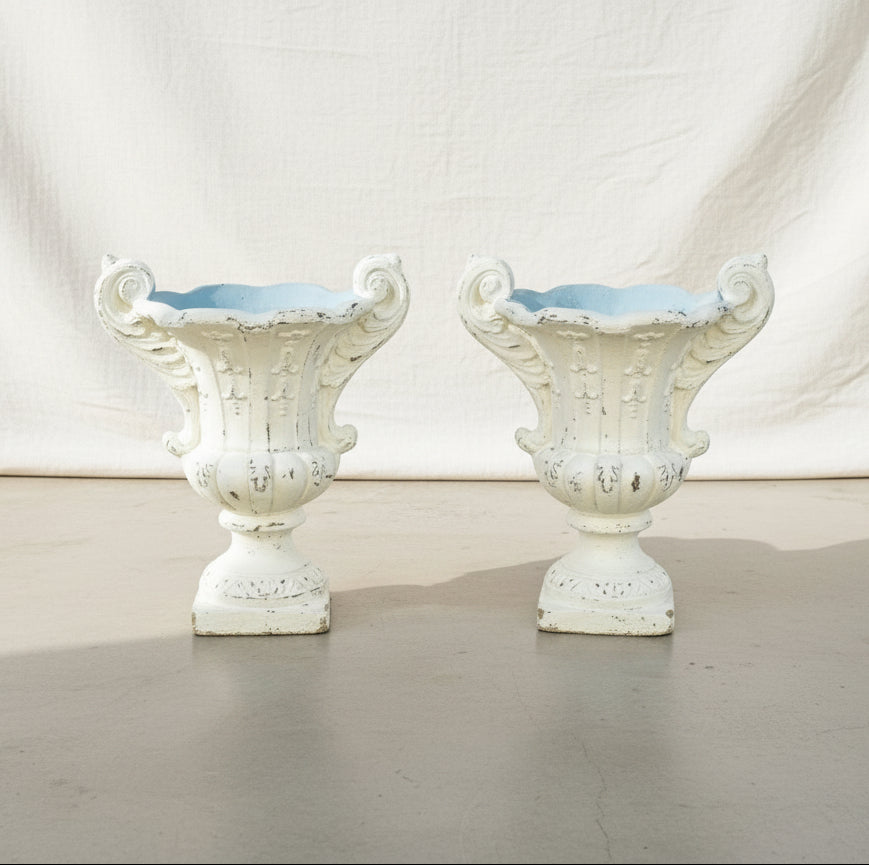 Pair of vintage white painted concrete garden urns with Neoclassical swag detailing, scrolled handles, and distressed patina, perfect for entryways or landscape design — Hommes and Gardens, Decorative Collection, Home Decor, Landscape Architect, Interior Designer, Outdoor Living, Outdoor Decorations, Home Design, Luxury Design, Art, Furniture, Objects, Best Gifts, Nature, Backyard, Yard.