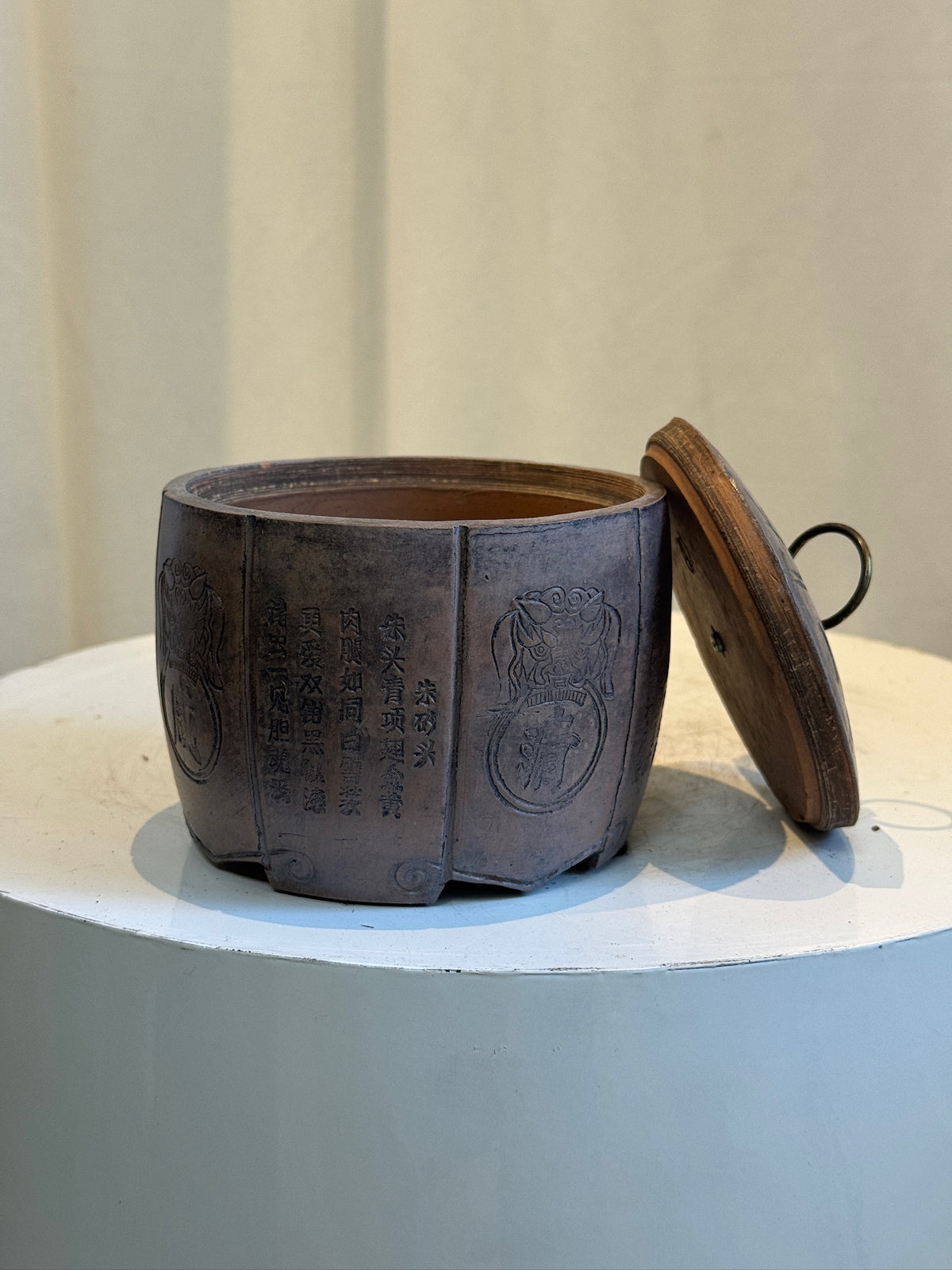 Qing Dynasty-style clay storage jar with engraved inscriptions and brass loop handle lid, traditional Chinese calligraphic design — Hommes and Gardens, Objects Collection, Landscape Architect, Interior Designer, Outdoor Living, Art, Furniture, Objects, Best Gifts, Nature, Backyard, Yard, Outdoor Decorations, Home Decor, Home Design, Luxury Design.