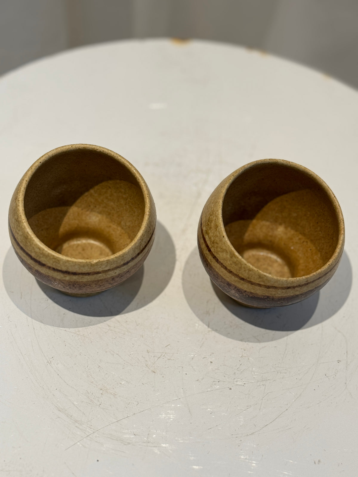 Robert Maxwell mid-century modern cup set, handcrafted studio pottery with beige and brown glaze, blending rustic charm and modern artistry — Hommes and Gardens, Kitchen Collection, Landscape Architect, Interior Designer, Outdoor Living, Art, Furniture, Objects, Best Gifts, Nature, Backyard, Yard, Outdoor Decorations, Home Decor, Home Design, Luxury Design.